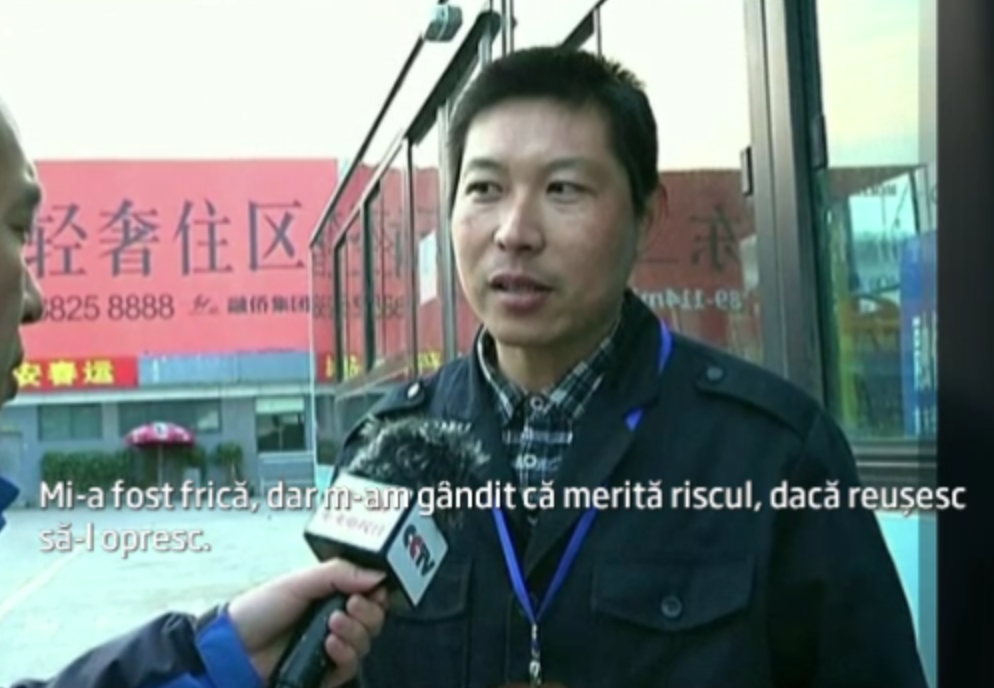 Curajul unui sofer din China a starnit admiratie. Barbatul si-a riscat viata pentru a opri un autobuz. VIDEO