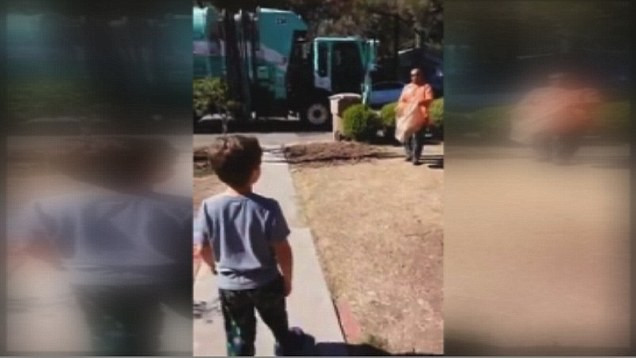 Cum reactioneaza un copil autist atunci cand primeste un cadou! VIDEO