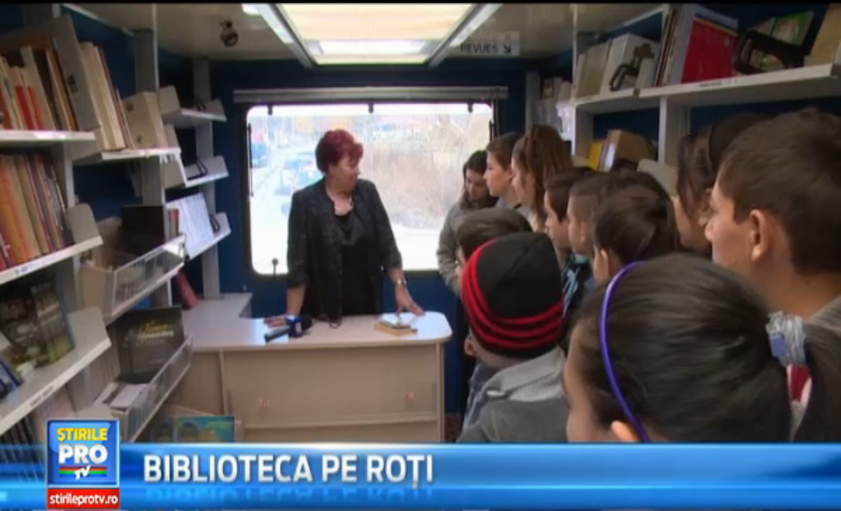Un autobuz transformat in biblioteca le-a aprins tinerilor din Alba setea de lectura