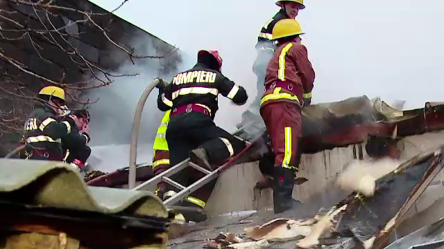 Incendiu puternic la o fabrica de mobila, 150 de muncitori evacuati. Pompierii au intervenit cu 10 autospeciale