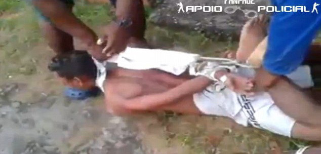 Justitie in mod brazilian. Un barbat acuzat de furt este legat la maini si pus pe un musuroi de furnici. VIDEO