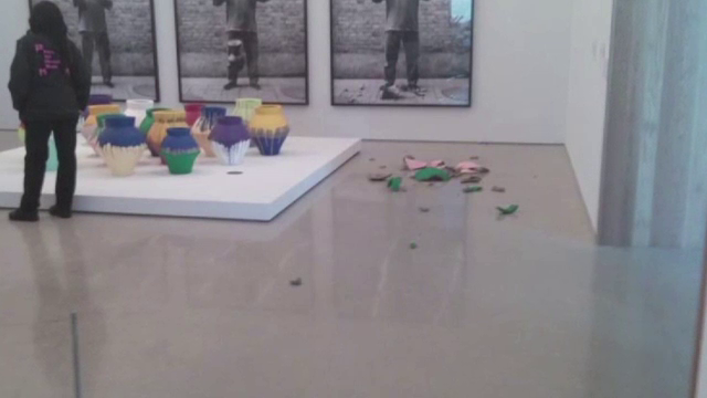 A dat de pamant cu un vas evaluat la un milion de dolari. Gestul unui artist american