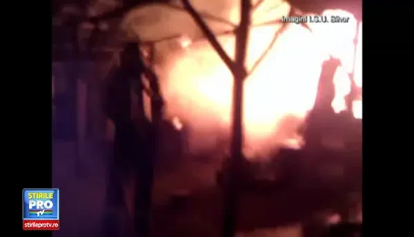 Flacari violente au cuprins o magazie, intr-o localitate din Bihor. Focul, izbucnit din cauza unei motociclete. VIDEO