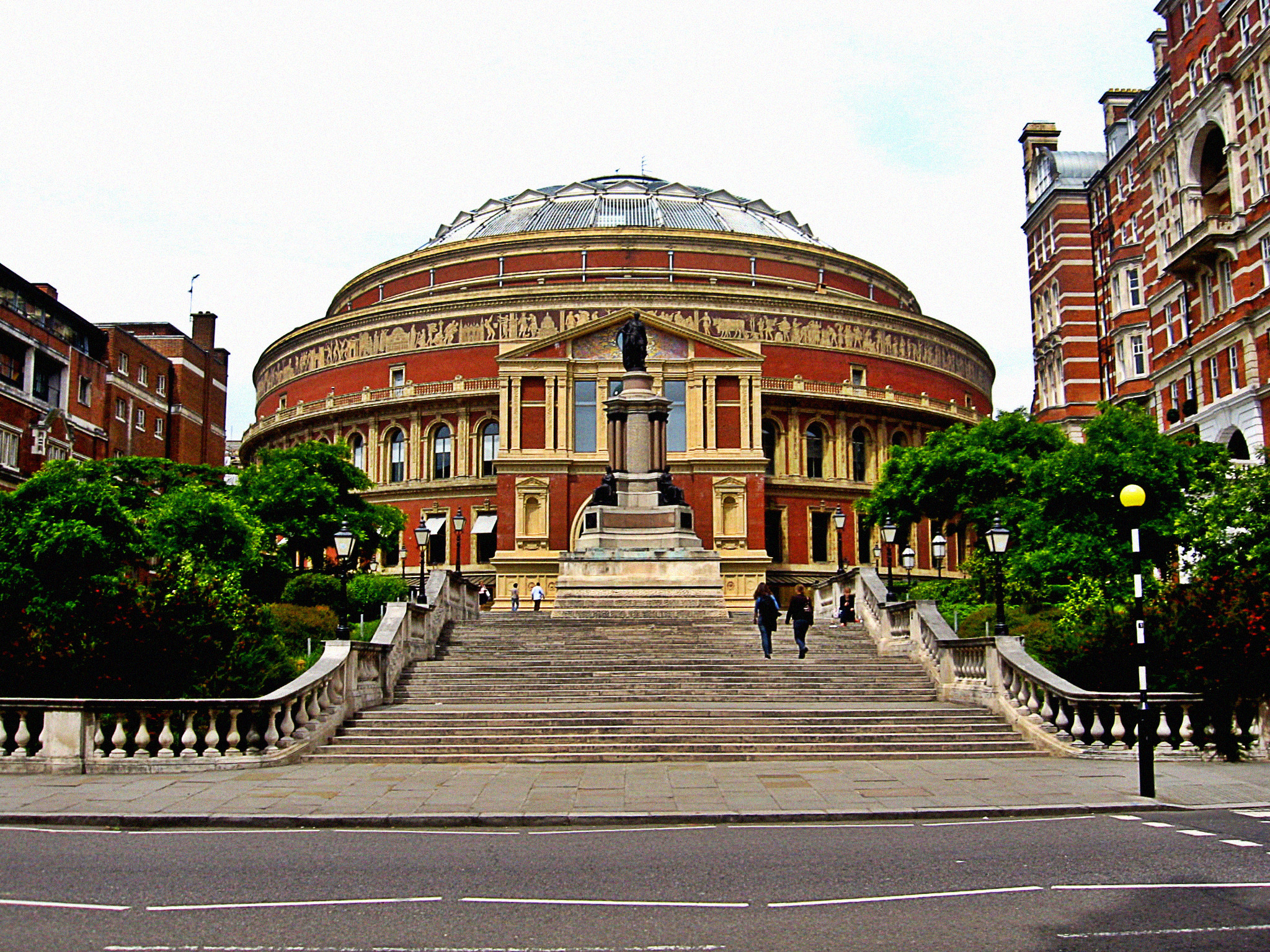 Pretul urias al celor mai scumpe locuri de parcare din Europa: salariul minim net pe 250 de ani in Romania