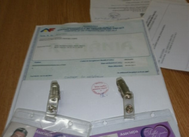 Trei tineri care colectau bani de la timisoreni, in numele unei asociatii de caritate, amendati de Politia Locala