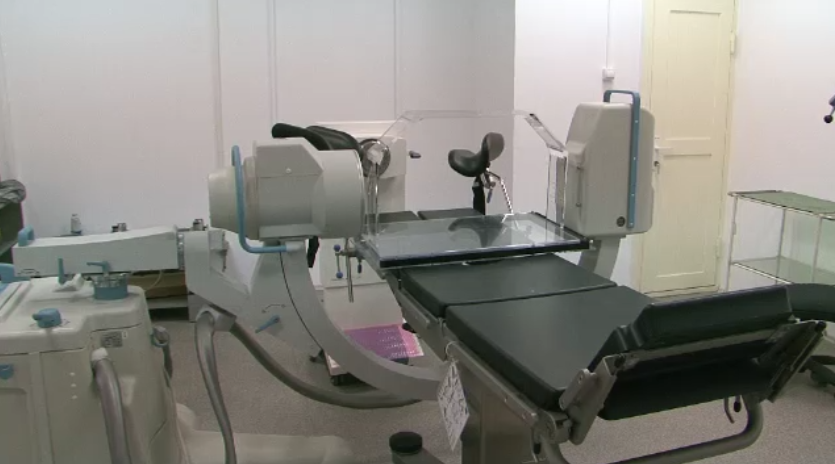 Situatie aberanta la Craiova. Un aparat ce poate salva viata a mii de bolnavi de cancer zace nefolosit, sub lacat, de 4 ani