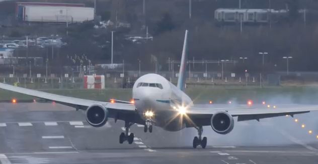 Inregistrarea care i-a tinut pe utilizatorii YouTube cu sufletul la gura. Un pilot se lupta sa aduca un Boeing la sol. VIDEO