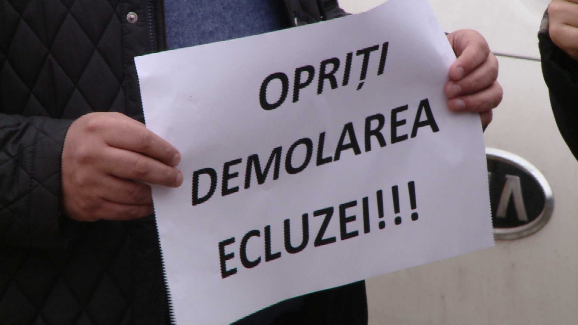 „Opriti demolarea ecluzei!”. Cativa timisoreni au protestat impotriva mutarii stavilarului descoperit in Piata 700. FOTO