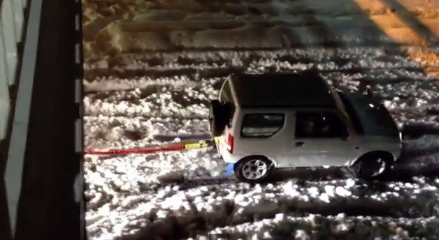 David and Goliath: Cum reuseste micutul Suzuki Jimny sa scoata din zapada un tir! VIDEO