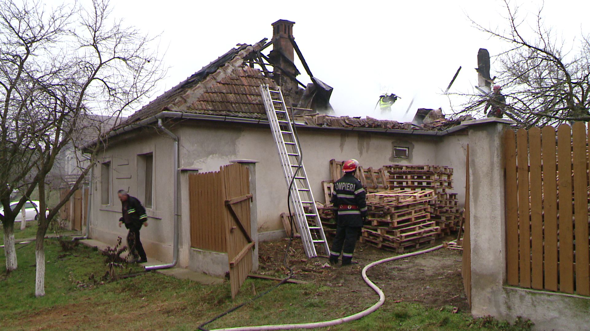 Incendiu la o casa din judetul Timis. Acoperisul a fost distrus aproape in intregime. FOTO