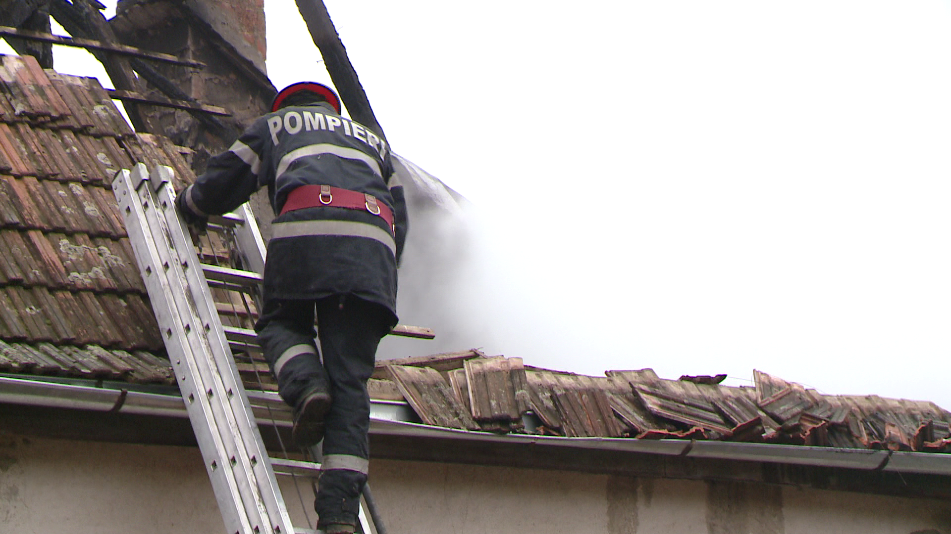 Un pompier din Neamț găzduiește în propria casă o familie pe care a salvat-o dintr-un incendiu