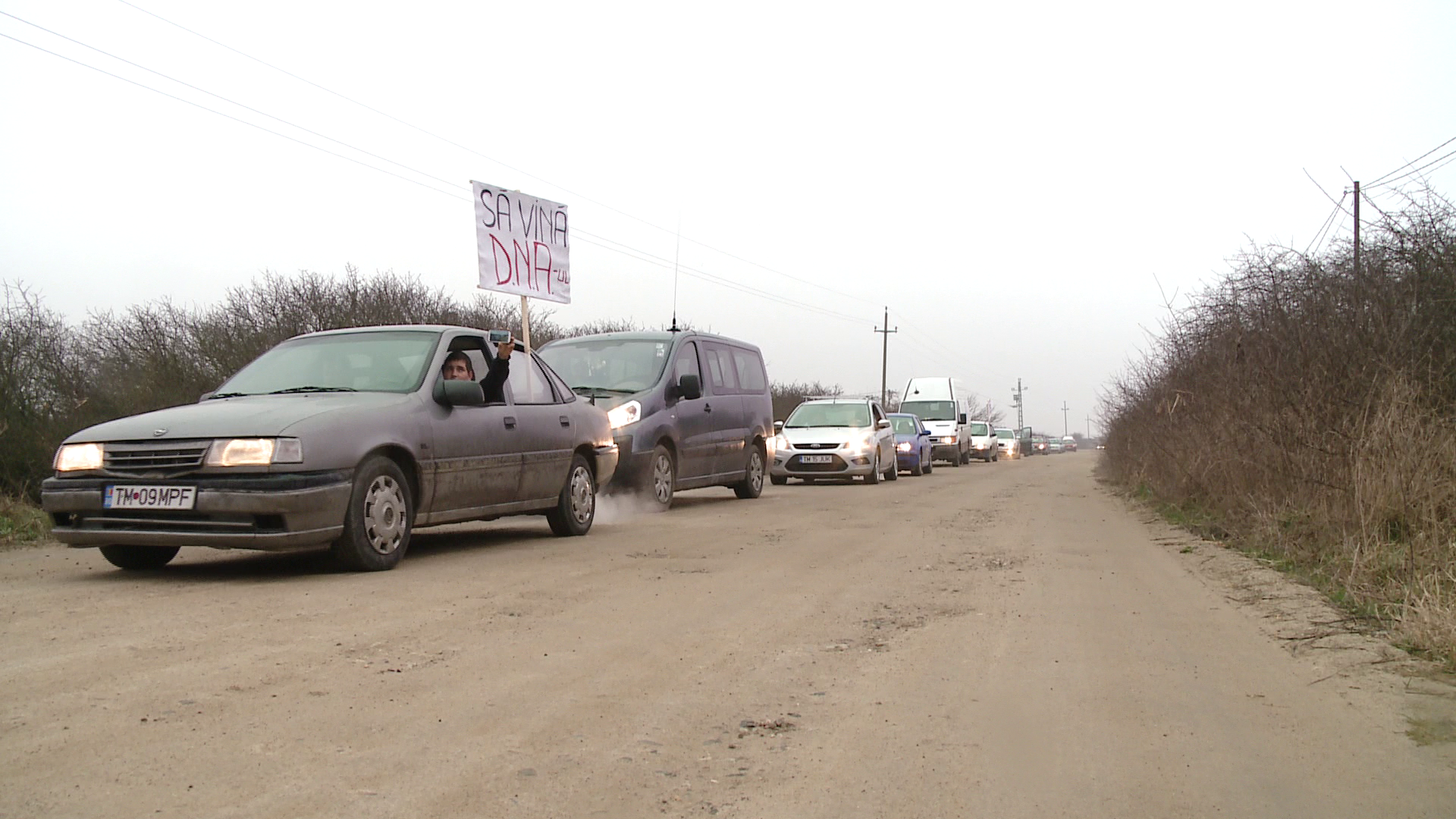 „Sa vina DNA-ul!”. Localnicii din comuna Sacosu Turcesc protesteaza din nou pentru ca drumul nu le-a fost asfaltat