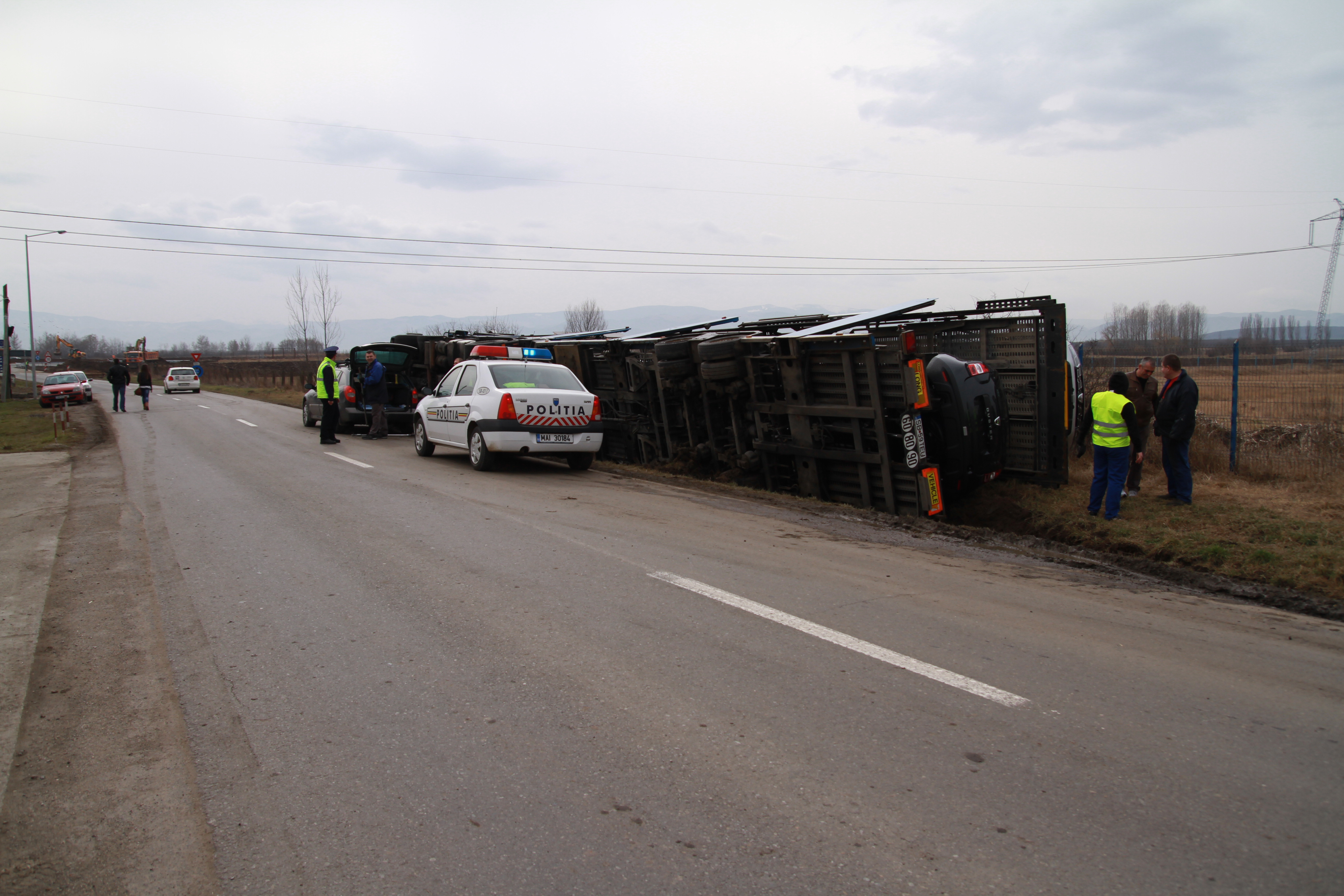 Sapte autoturisme Dacia Duster nou-noute au ajuns in sant, dupa ce TIR-ul care le transporta s-a rasturnat