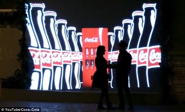 Tonomatul "invizibil" creat de Coca-Cola. Doar cuplurile de indragostiti il pot vedea
