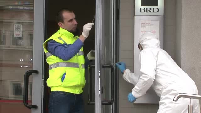 Jaf ca in filme la o banca din Bacau. Martor: Ne-a amenintat cu arma si a zis ca daca tipam ne impusca