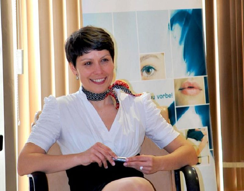 Tehnici ale limbajului nonverbal, predate de romanca scolita de un agent FBI. Cum sa folosesti gesturile ca sa te angajezi