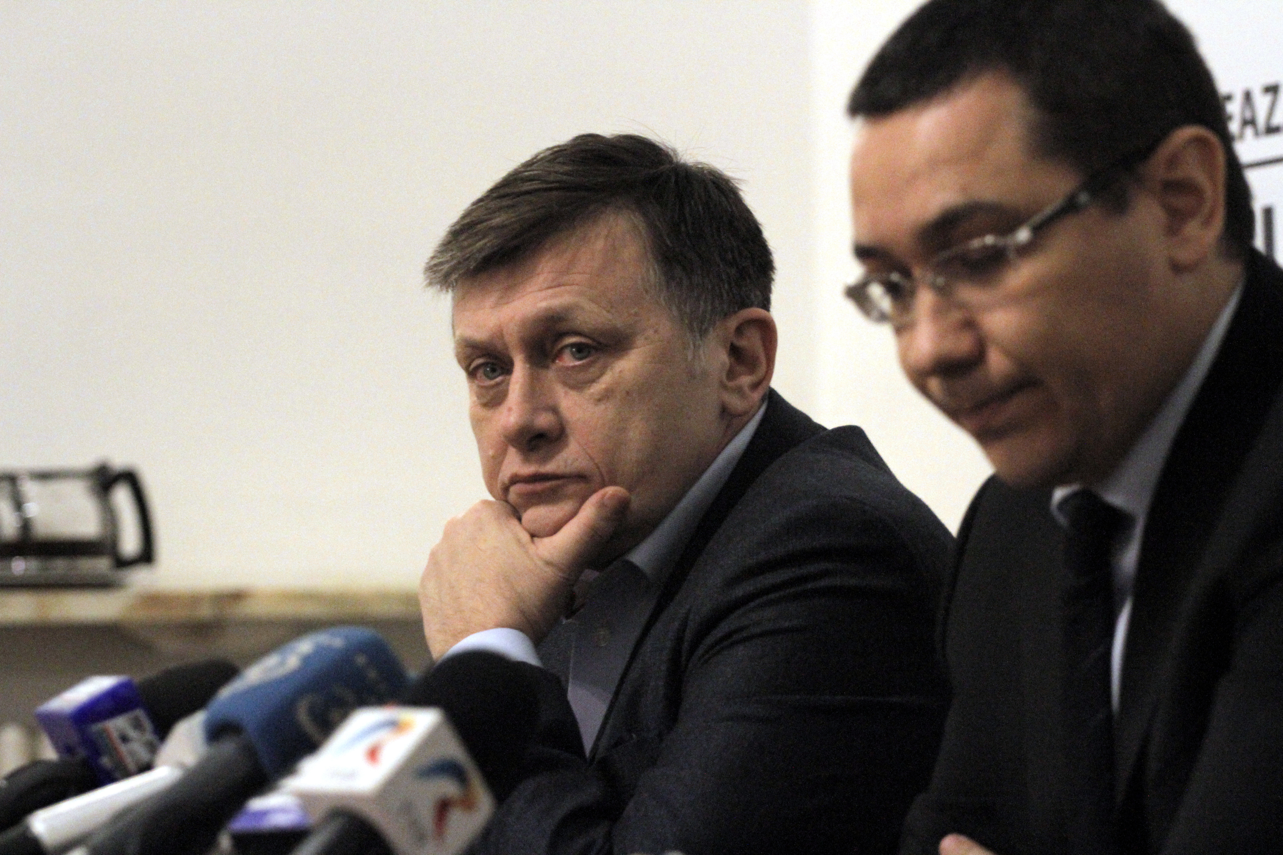 Surse: Liderii PNL se reunesc in sedinta pentru a analiza ipoteza ruperii USL si a unei guvernari PSD