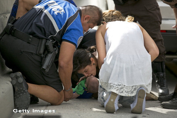 Un fotograf a surprins momentele dramatice in care viata unui bebelus este salvata de trecatori, la marginea autostrazii