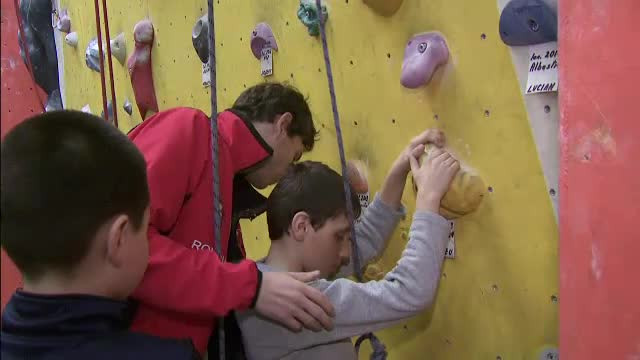 Exemplul admirabil al unui sportiv tintuit la pat de boala. Acum e antrenor pentru 80 de copii care isi pierdusera speranta