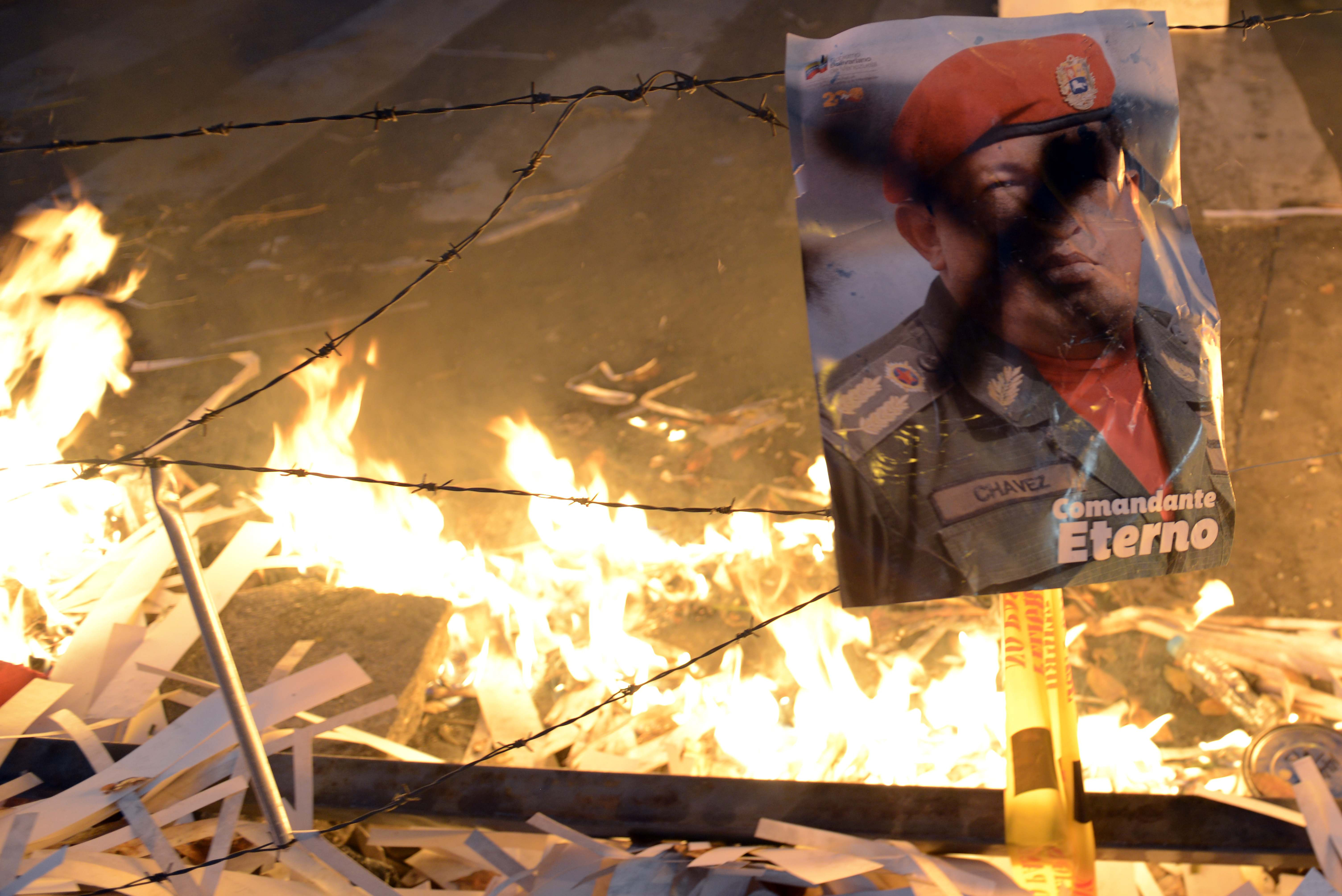 Fotografia lui Hugo Chavez, in timpul protestelor anti-guvernamentale