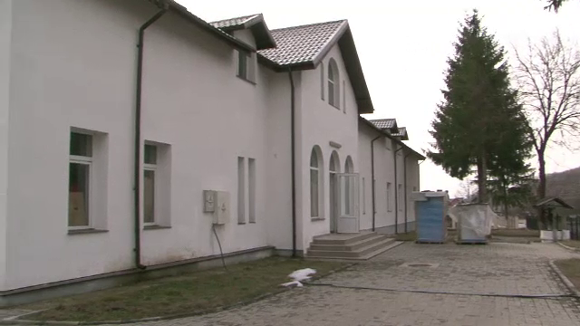 Vechea cladire, care a fost mai intai judecatorie, apoi spital, dispensar si, intr-un final, cotet de porci, s-a transformat intr-un centru ultramodern ce poate adaposti 35 de varstinici