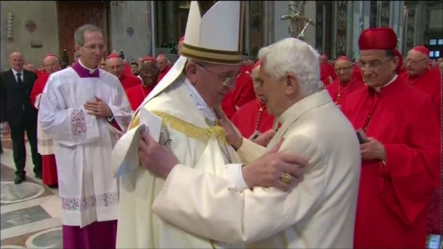 Papa Francisc si Papa Benedict al 16-lea, la prima aparitie publica impreuna. Ceremonia care a facut posibila intalnirea