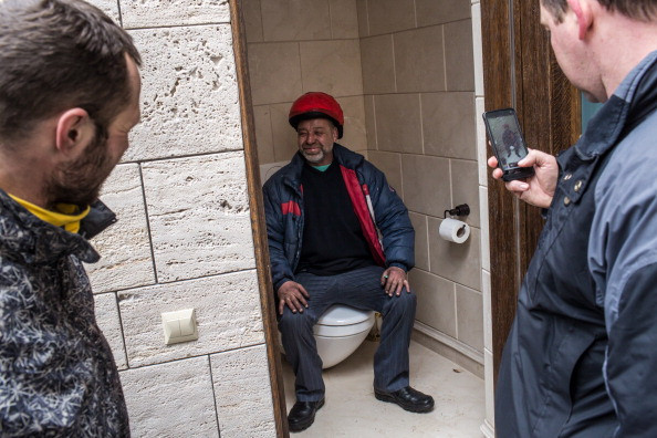 O zi petrecuta la palatul lui Viktor Ianukovici. Ucrainienii s-au pozat pe toaleta fostului sef de stat