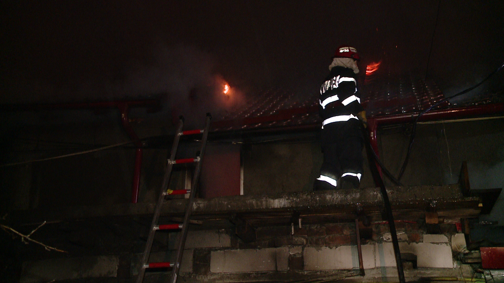 Doi soti au ajuns la spital dupa ce s-au trezit intr-un fum inecacios. Locuinta le-a fost curpinsa de flacari