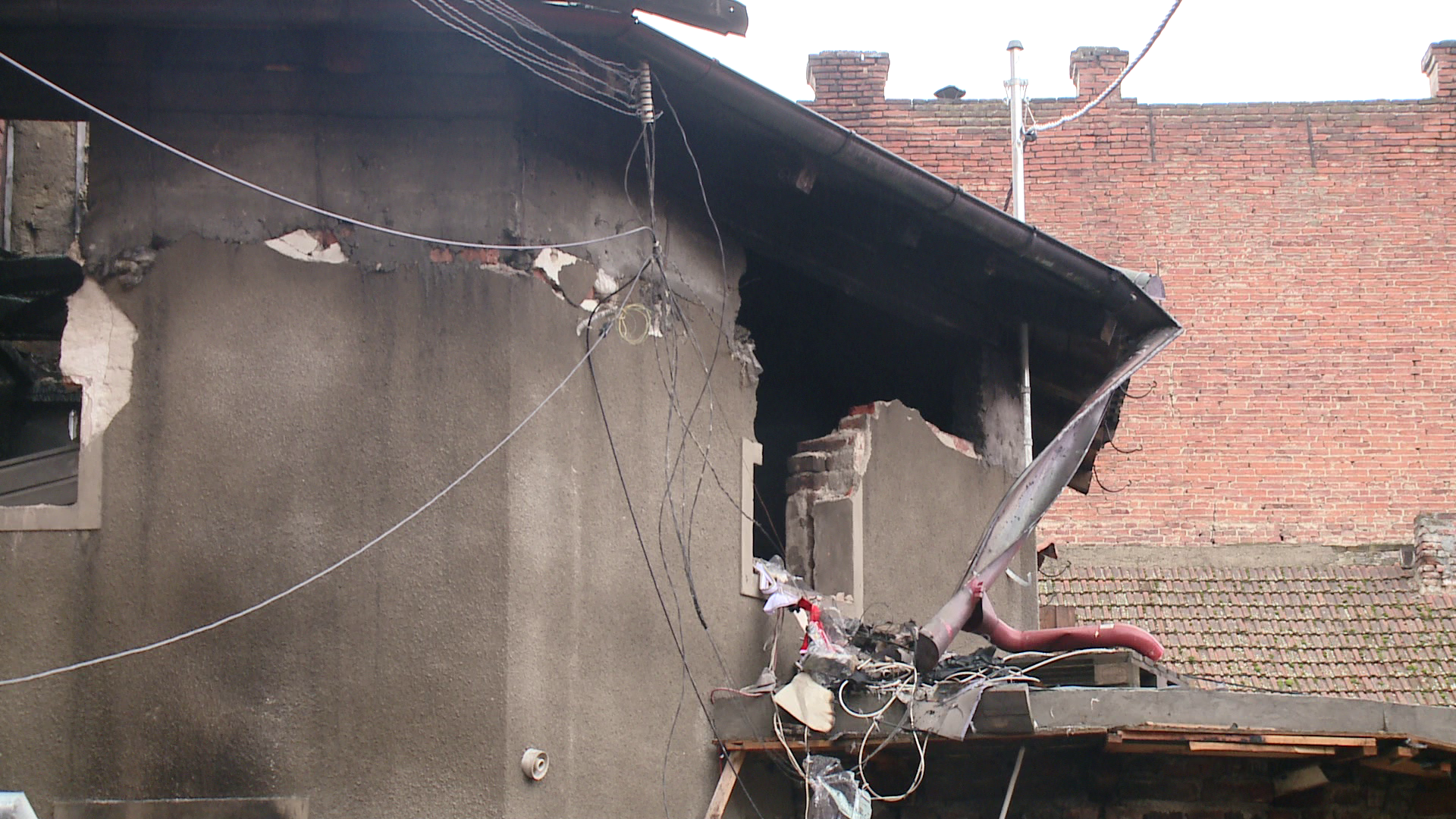 Cei doi soti care au ramas fara locuinta, dupa un incendiu devastator, raman in grija medicilor. De la ce a pornit focul