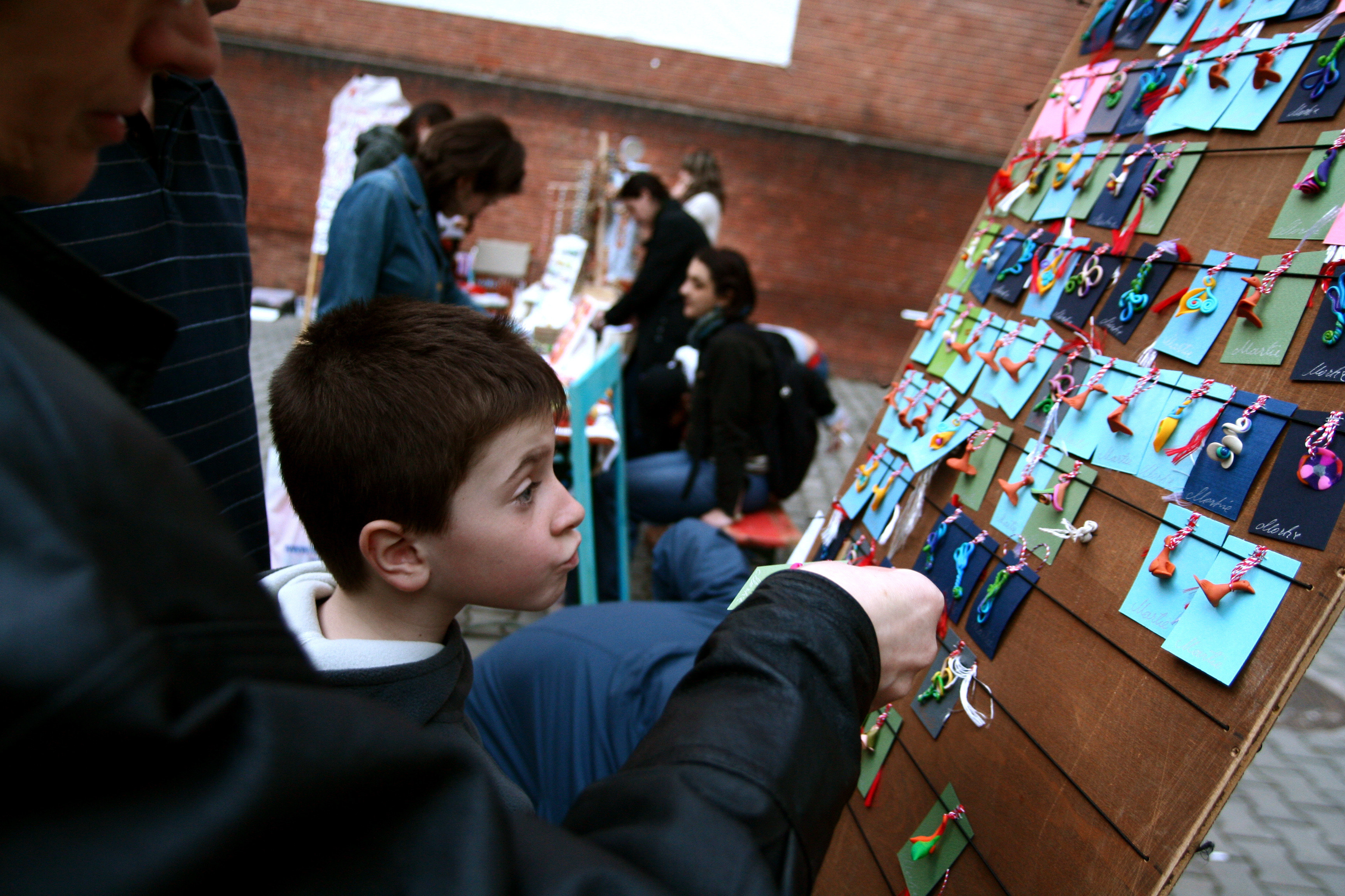 Spaga omoara serbarile de 1 si 8 Martie in scoli si gradinite. Ministerul combate coruptia cu linia de urgenta pentru parinti