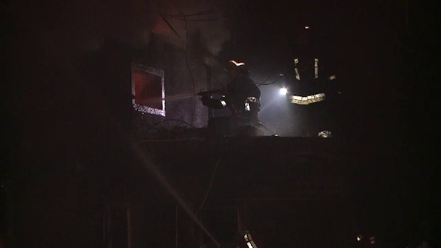 O lumanare aprinsa a dezlantuit dezastrul. O femeie a murit si 10 apartamente au fost distruse dupa un incendiu, in Slobozia