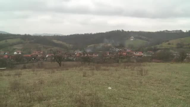 Un sat intreg e sub sechestru in Arad. Schema prin care o singura familie a pus mana pe 8.000 de hectare, cu tot cu case
