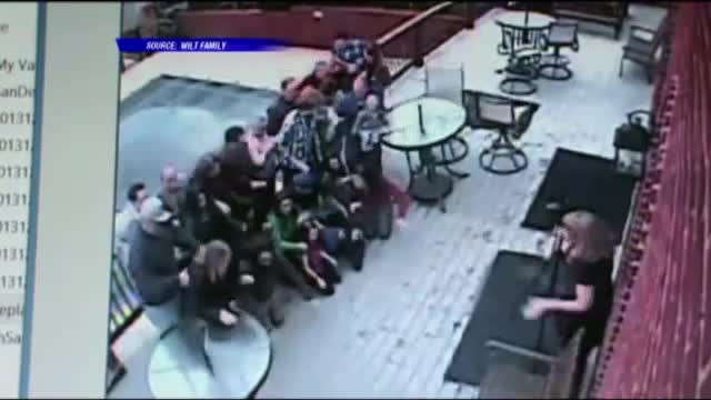 Imagini camera de supraveghere: momentul in care terasa unei case de vacanta se prabuseste, iar 20 de oameni cad in gol