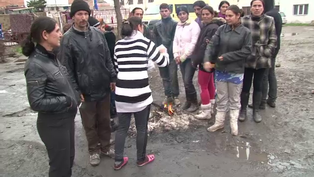 Evacuate din bloc pentru neplata utilitatilor, 20 de familii si-au facut cort in fata imobilului. Risca sa ramana fara copii