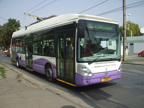 Scandal in troleibuzul 16 din vina unui amorez... turmentat. Mijlocul de transport a oprit intre statii. Ce s-a intamplat