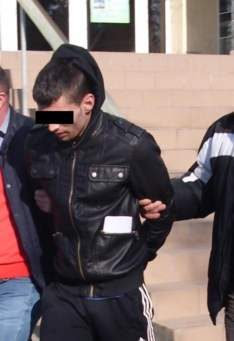 Un tanar din Timisoara a fost amenintat cu cutitul si batut chiar in statia de tramvai, pentru un telefon mobil