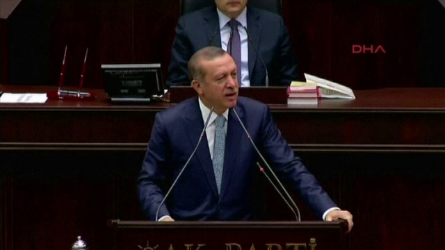 Politia turca a folosit gazele lacrimogene impotriva manifestantilor din Parcul Gezi. Amenintarile premierului Erdogan