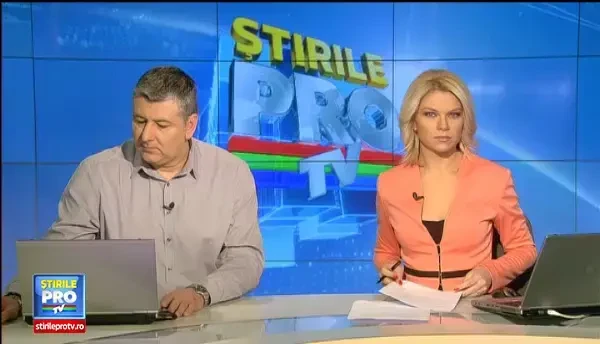 Evacuate din bloc pentru neplata utilitatilor, 20 de familii si-au facut cort in fata imobilului. Risca sa ramana fara copii