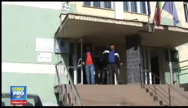 Un tanar din Timisoara a fost amenintat cu cutitul si batut, chiar in statia de tramvai, pentru un telefon mobil