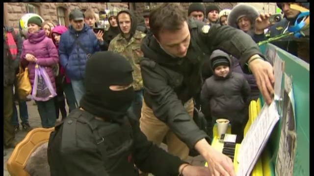 Povestea dureroasa a lui Bogdan, "pianistul extremist cu cagula" din Kiev, devenit un simbol al miscarii pro-europene