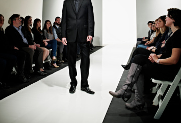 Povestea de viata a primului model cu picior amputat care va urca pe catwalk. I-a rugat pe medici sa-l scape de suferinta