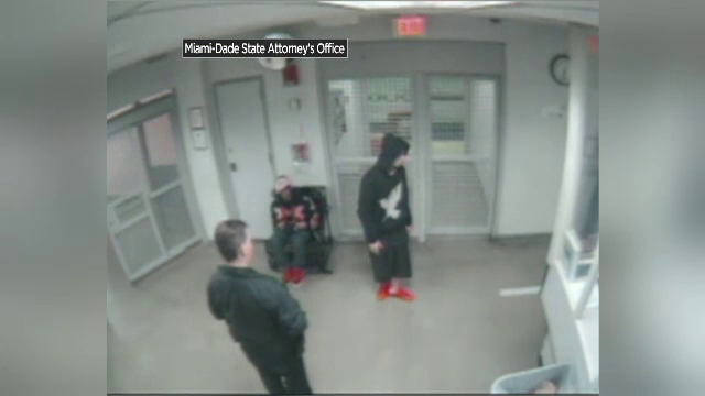 Noi imagini filmate cu Justin Bieber in arestul politiei. Ce se intampla cand e pus sa mearga in linie dreapta