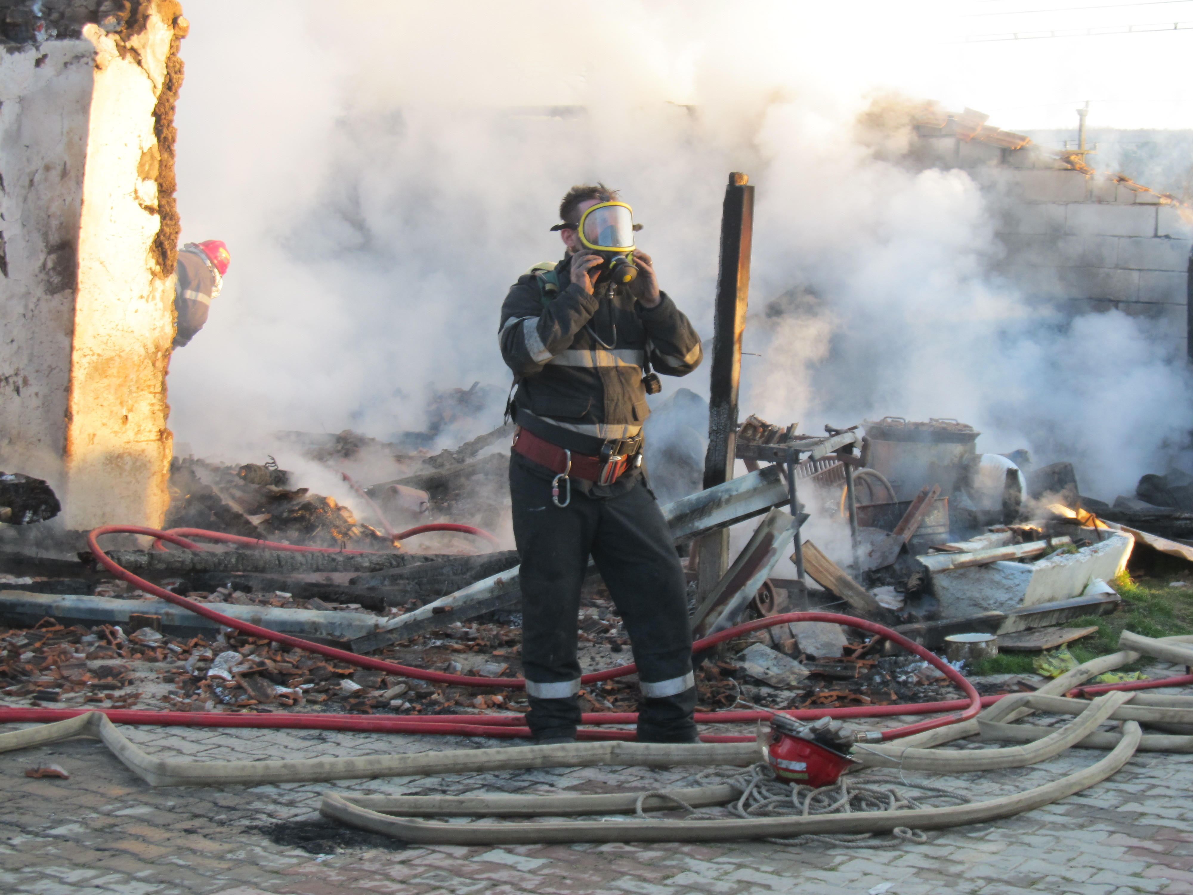 Un incendiu puternic a mistuit o casa din judetul Caras Severin. Pagubele se ridica la 160.000 de lei