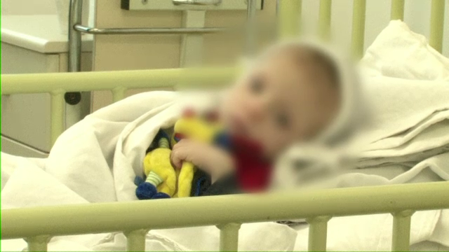 Imaginea saraciei si inconstientei. Parintii fetitei infometate: "Stiam ca trebuie dusa la spital. Nu am avut cu ce"