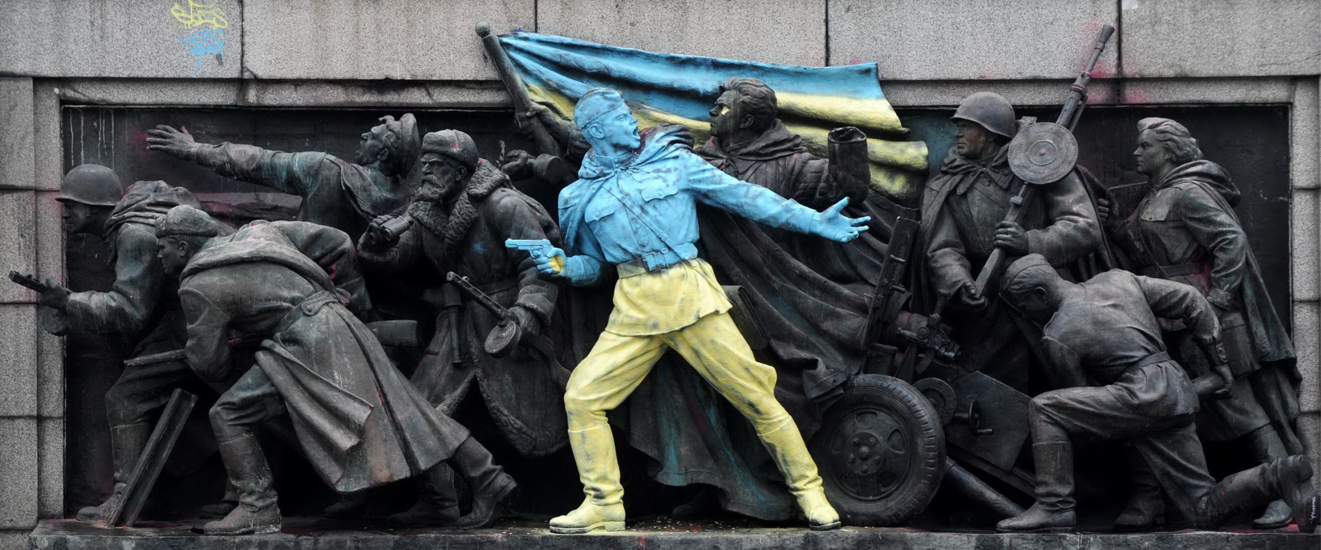 Un artist bulgar a vopsit in culorile Ucrainei monumentul soldatilor sovietici din Sofia, spre furia rusilor