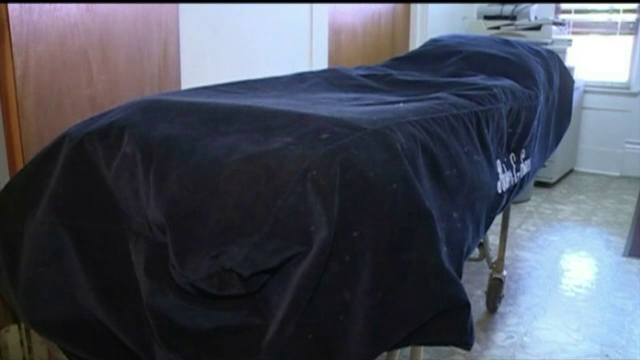 A fost declarat mort, dar s-a trezit cand angajatii de la pompe funebre se pregateau sa-l imbalsameze