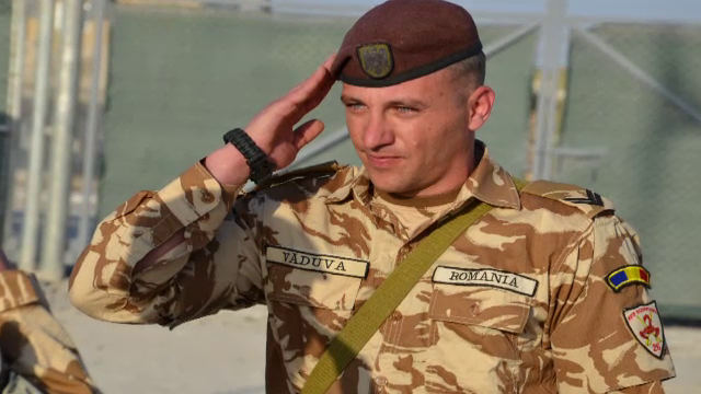 Un militar roman a devenit erou pentru a doua oara. Caporalul a gasit o bomba artizanala salvand viata a sute de oameni