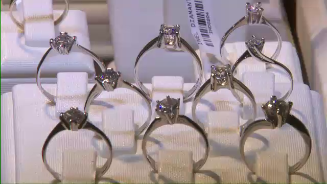 Se poarta salopetele de mireasa si costumele colorate. Ce propuneri au designerii pentru nuntile anului 2014