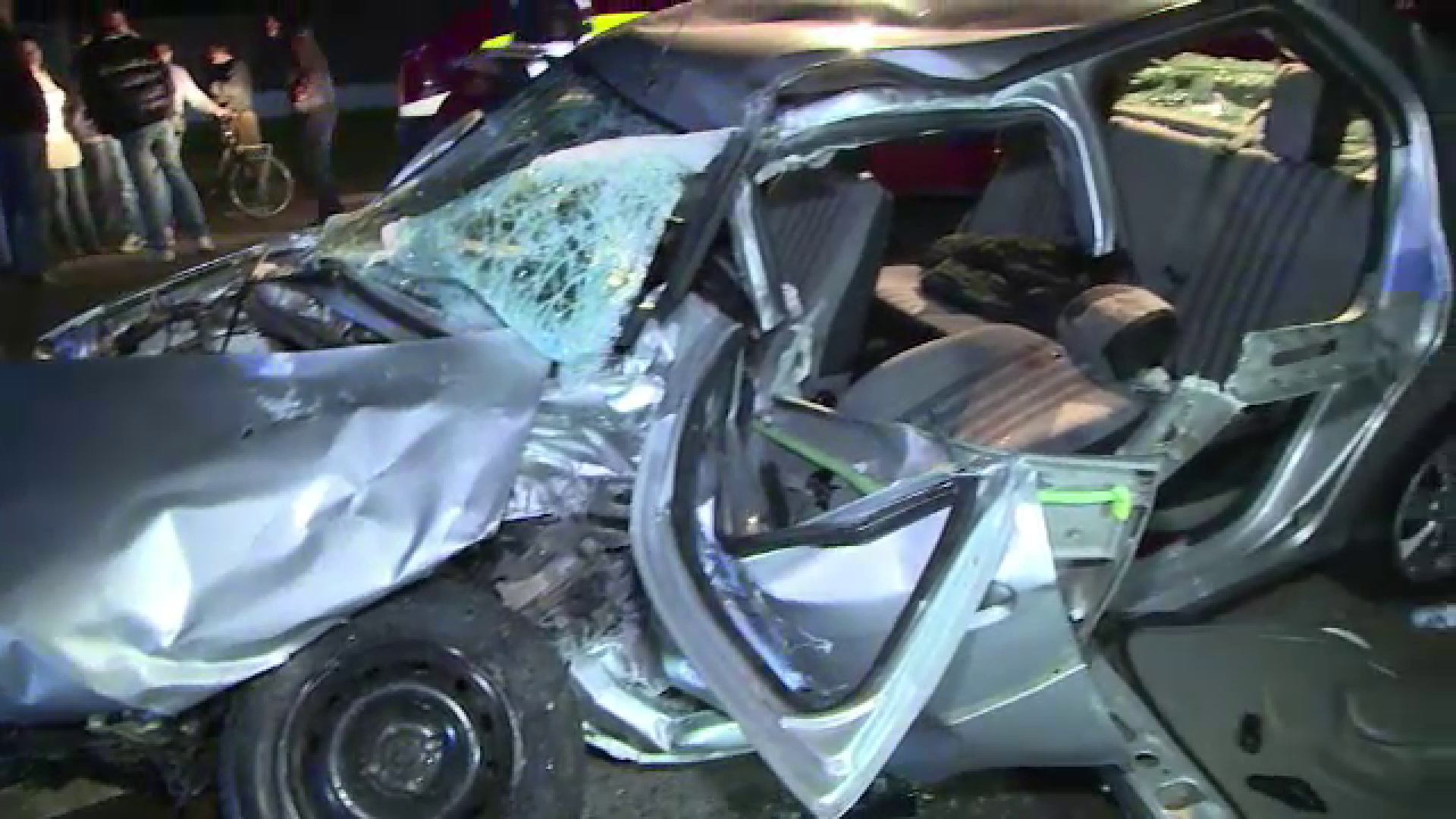 Masina strivita de un TIR, in Maramures. Soferul de 19 ani, dus in stare grava la spital