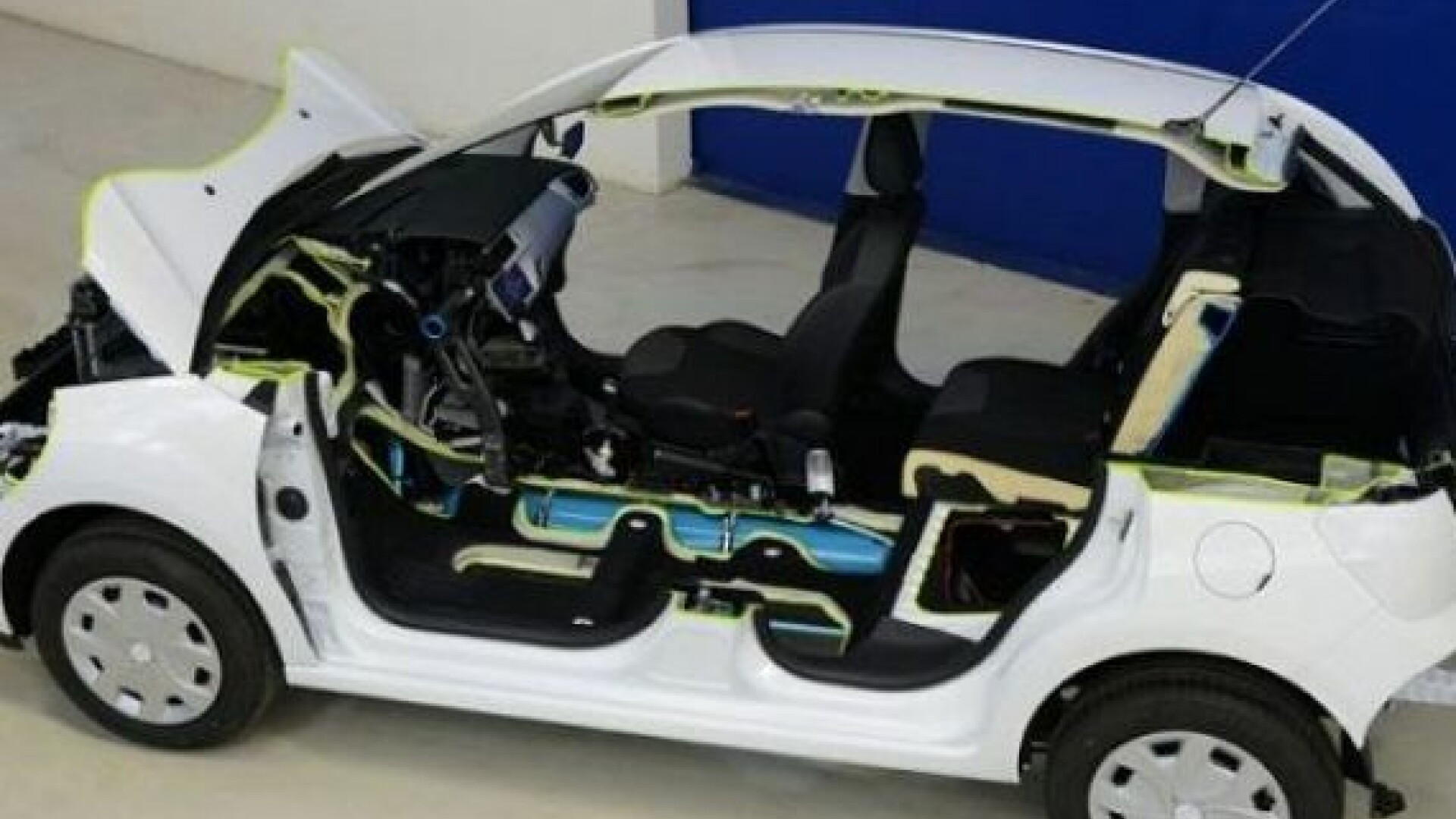 Este oficial! Masina care merge cu aer va fi pe sosele pana in 2016. Motorul vine de la Peugeot